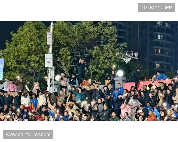 湘超决赛前体育场变演唱会现场，数万球迷齐唱《真心英雄》